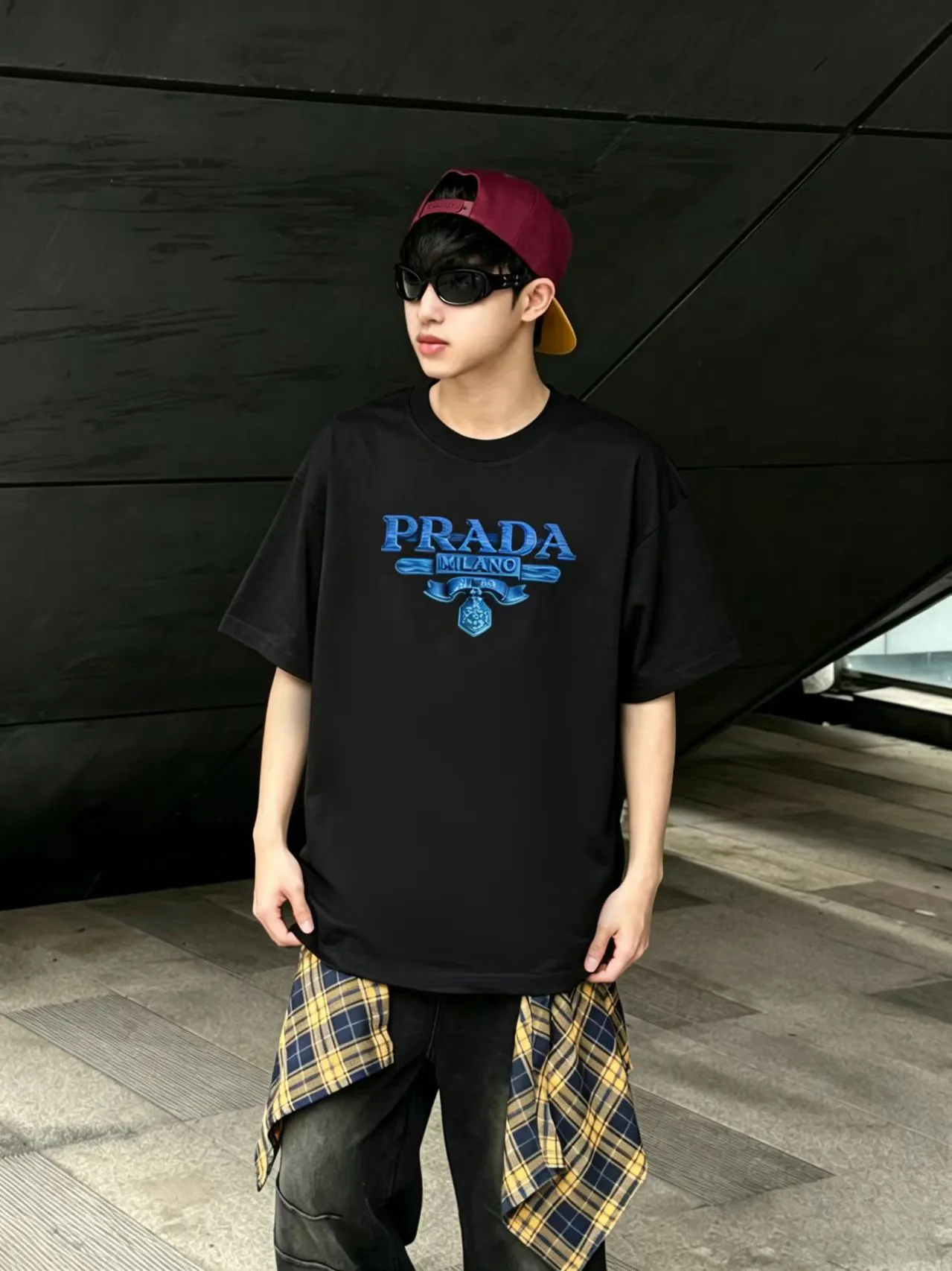 √